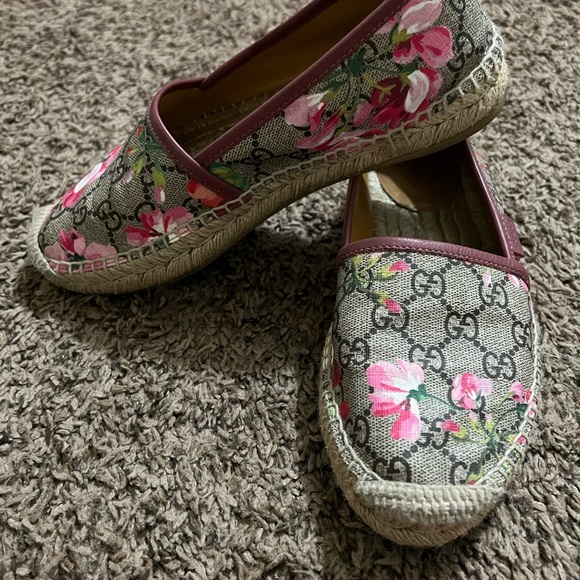 Beautiful Gucci Espadrilles with Blooms print - Picture 4 of 9